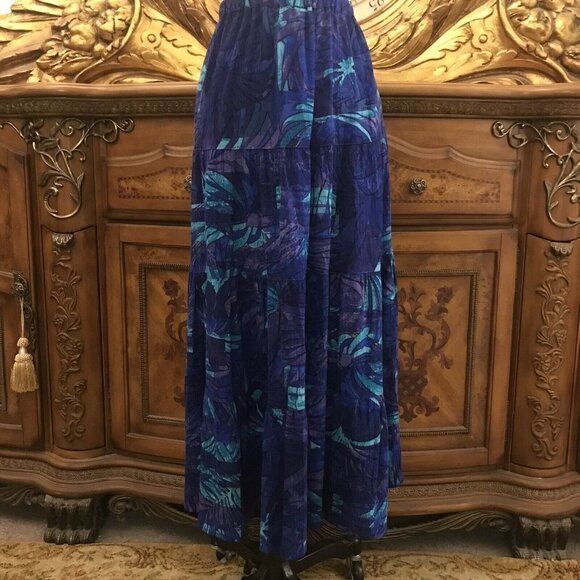 Draper & Damon's. Size Large. Textured 35" Full Skirt. Elastic waist. B23 - Picture 1 of 7